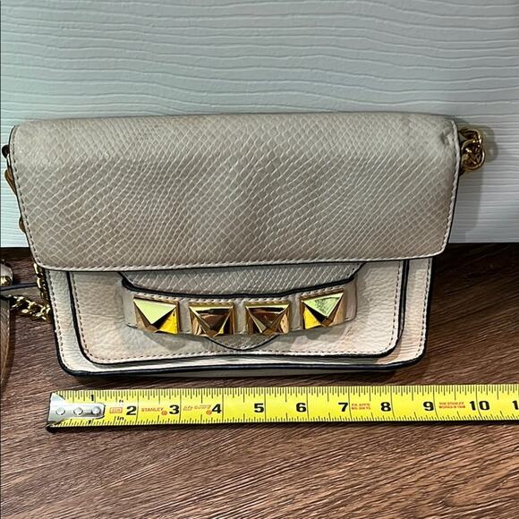 Elegant Linea Pelle Cream and Gold Chain Crossbody Bag - Picture 3 of 14